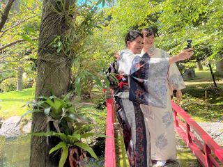 鹿児島・奄美の伝統工芸品に指定される「本場大島紬」。 「都喜ヱ門」ブランドの格調高い本場大島紬をご着用いただけます。