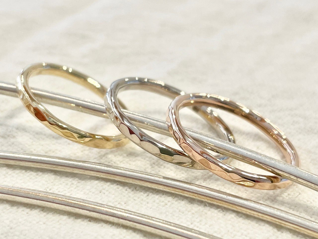 K18ゴールドです。お色はイエロー、ホワイト、ピンクの3色です。ブライダルリングとしても人気のK18ゴールドは色の変化も緩やかで永くご愛用いただけます。