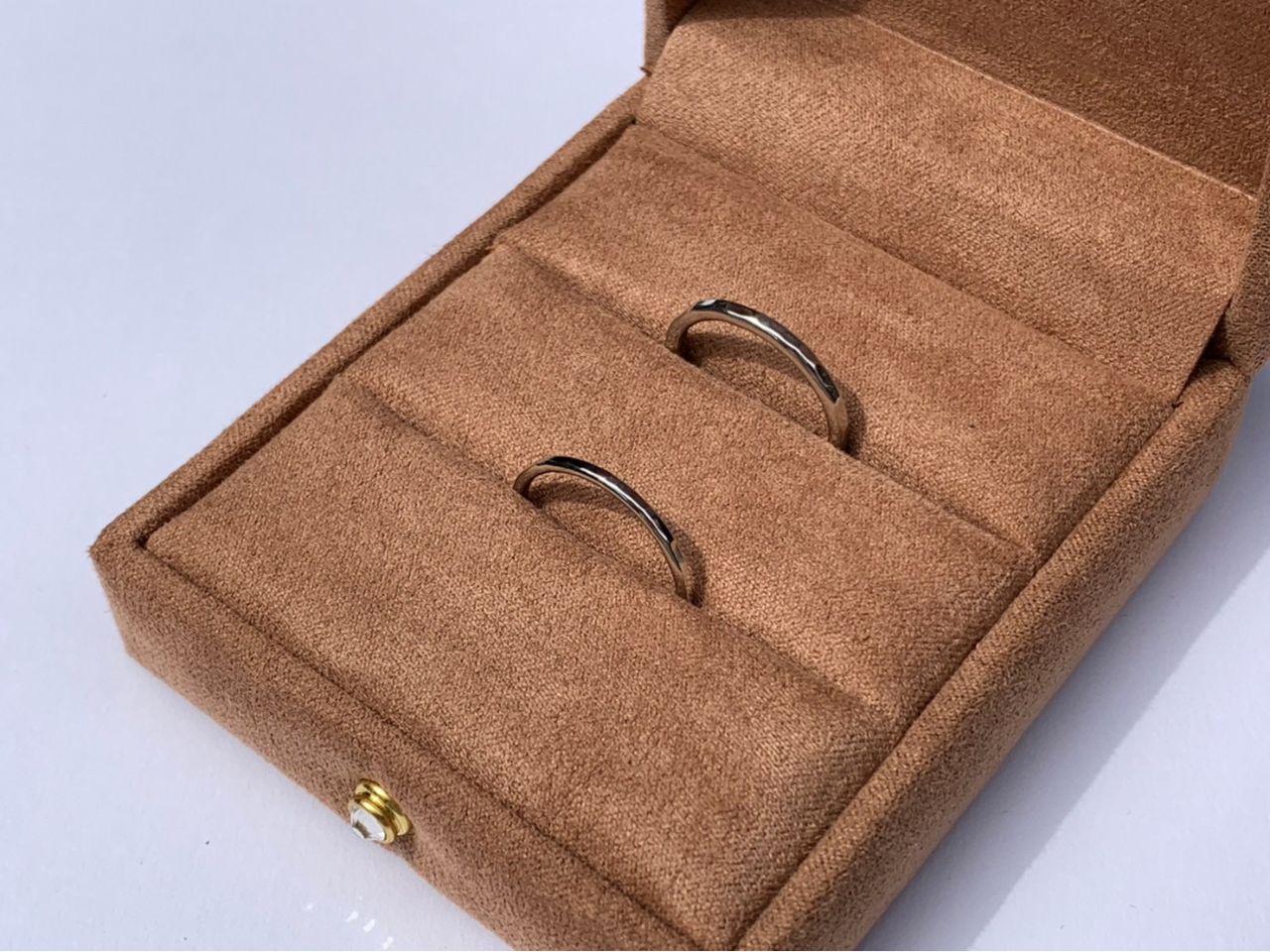 重厚感があり、ご結婚指輪で人気のプラチナ。色がほぼ永久に変わらないのも人気の一つです。凛とした色味が素敵です。