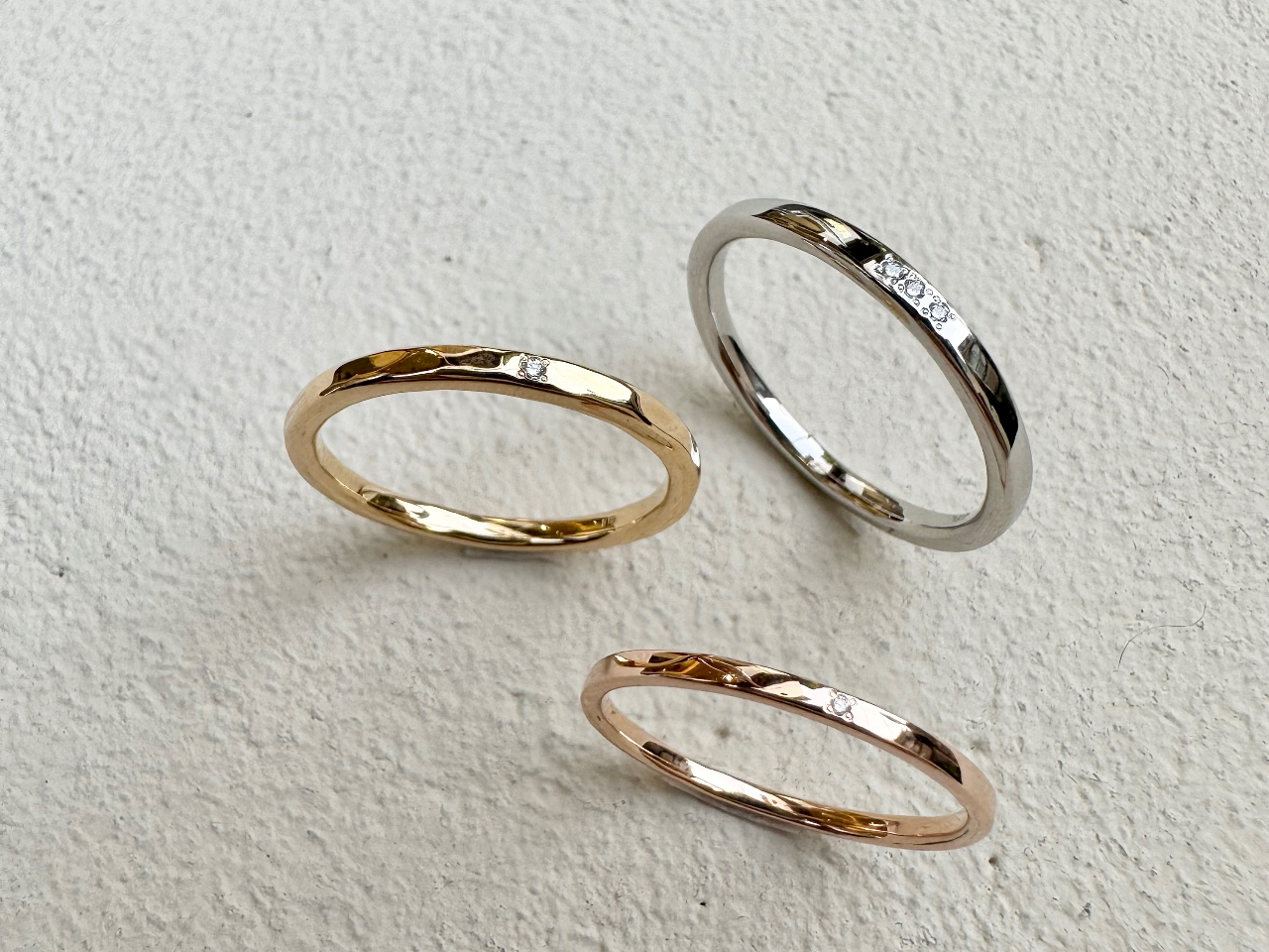 指輪の幅1.5mmから、製作体験でお作りいただいた指輪にダイヤもお入れできます。4週間ほどお時間をいただいております。ご結婚指輪や記念の指輪におすすめです。