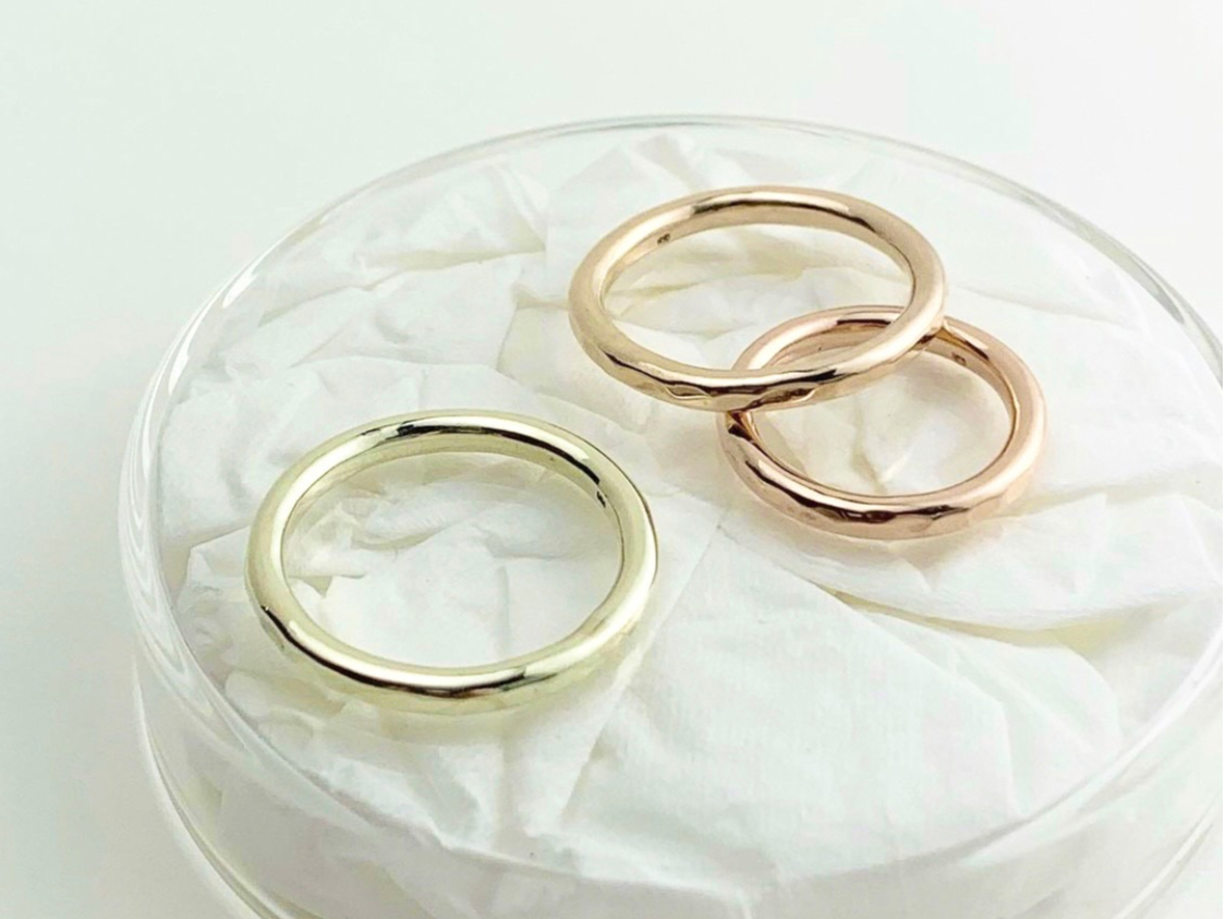 K10ゴールドの指輪です。お色はイエロー、ピンク、グリーンの3色をご用意しております。ゴールドはシルバーより色の変化やくすみが緩やかですのでお手入れも簡単です。