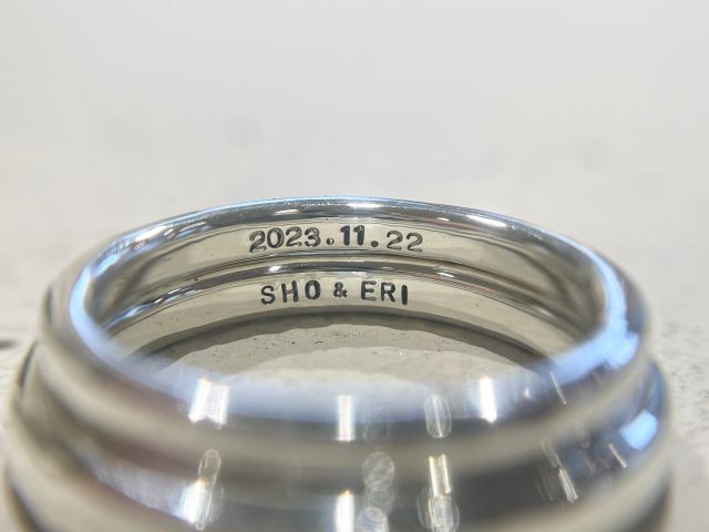 指輪の幅1.5mmからオプションで手打ちの刻印をお入れしております。刻印は、大文字アルファベットや数字などからお選びいただけます。