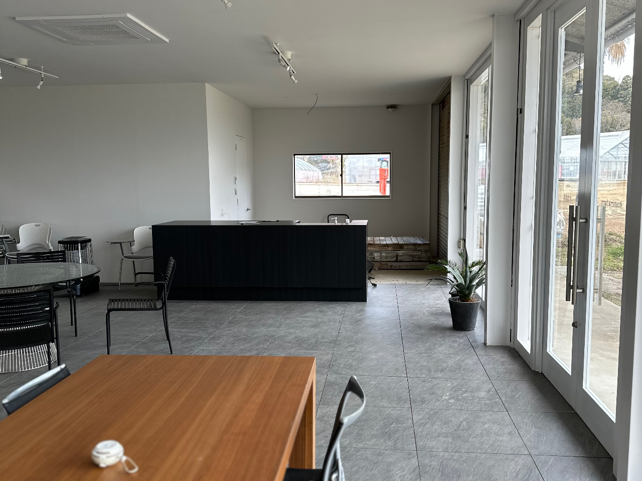 �ҍ��������Ă����ɂ͎�t�J�E���^�[�⊽�k�X�y�[�X�A�E�H�V�����b�g�t�j���ʂ���􂢂���������Ă��܂��B�����ό��ē��R�[�i�[������܂��B