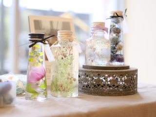 数十種類の様々な形、大きさから、お好きな瓶をお選び下さい。ハーバリウム1本とボールペン1本等、組み合わせることも出来ます。詳細はメールにてお問い合わせ下さい。