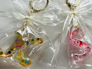 体験者様の作品です。お孫さんへのプレゼントに、イニシャルや大好きなうさぎさんを入れ、心のこもったとても素敵なオリジナルチャームを制作してくださいました。