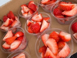いちご削り食べ放題の特別オプション「カット生いちご」1カップ100円