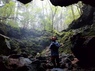 朝靄が立ち上る洞窟入口で記念撮影