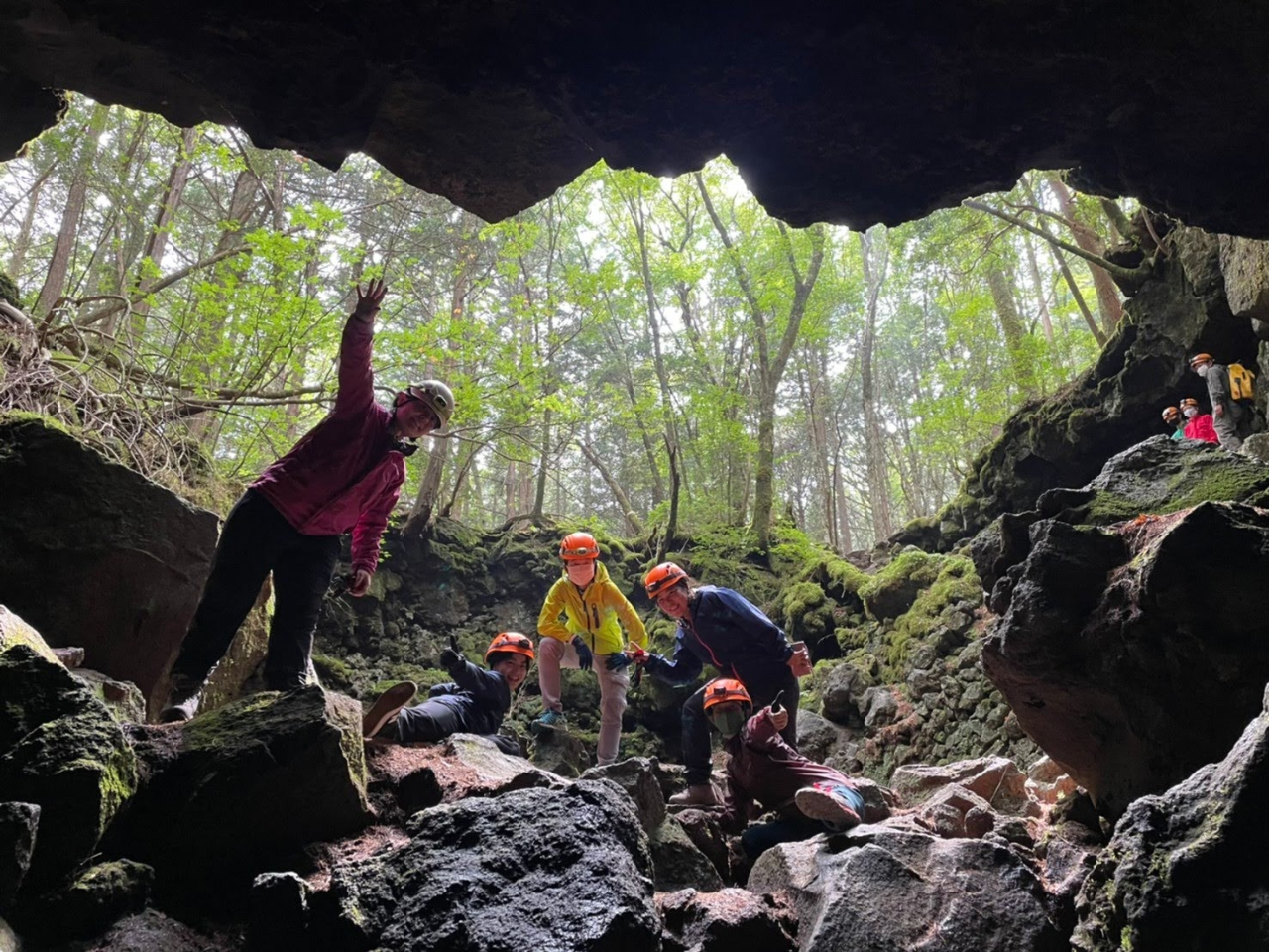 コウモリの姿に見える洞窟入口で記念撮影