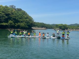 湖のような波風のおだやかな神秘的な入江のつなえ浦でひと休み。
