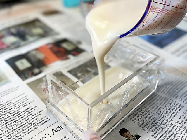 石鹸の型(丸型)に流し入れて・・・