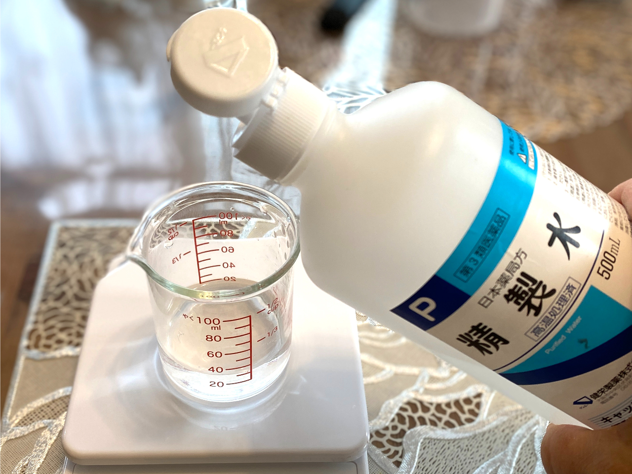 精製水やオイルなど使う素材を計量