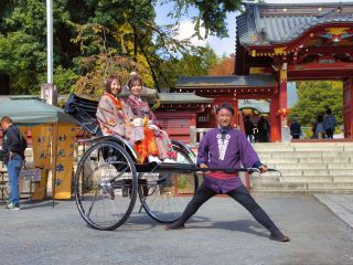 秩父銘仙の着物で巡るレトロな街。40分コースでは、銘仙ゆかりの地を巡り、歴史が息づく街並みで最高の記念撮影を(※着物レンタル代は別途。ご希望の方はご紹介します)