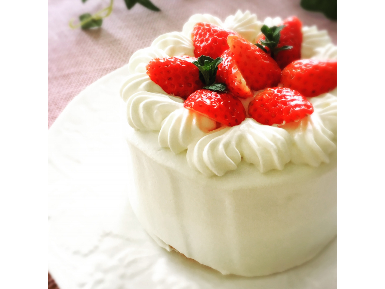 季節のフルーツで世界に一つの手作りケーキを仕上げます。