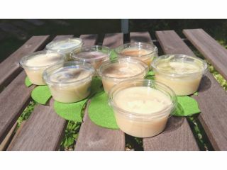 色付けはハーブやクレイなどでしていきます。