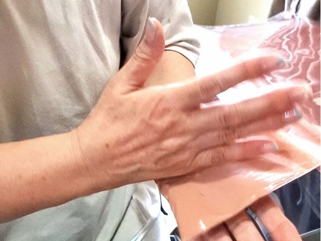 粉と色をしっかりと馴染ませるために揉み込みます。