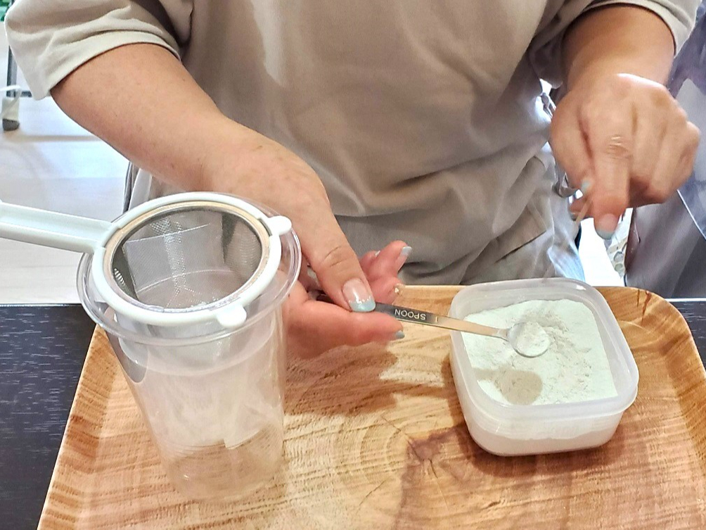 粉類を細かく濾していきます。