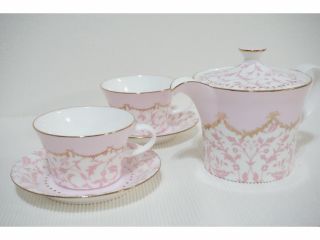 自分だけのオリジナルの食器が作れます。転写紙を使用するので、プロのような作品が作れるのが魅力です。