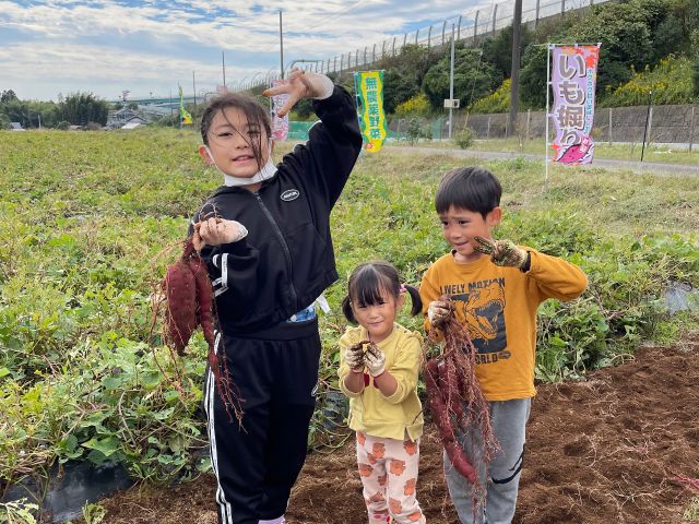 こども達!自分達で掘れました!!おっきなお芋掘れて大喜び!