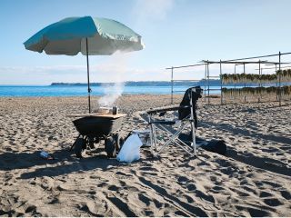 人の少ない広ーい三浦海岸で炭火で焼いたバーガーパティでグルメバーガーを作って食べることのできます
