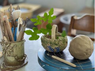 作られる作品を決められたら黒か白か茶色の粘土の中からお好きな色をお選びください。粘土は600gです。