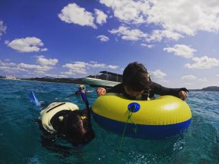 小さなお子様でも浮き輪と箱メガネで水中写真をのぞけます♪