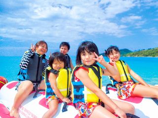 ファミリーにはバナナボートがNO.1人気!みんなで綺麗な海へGo?!