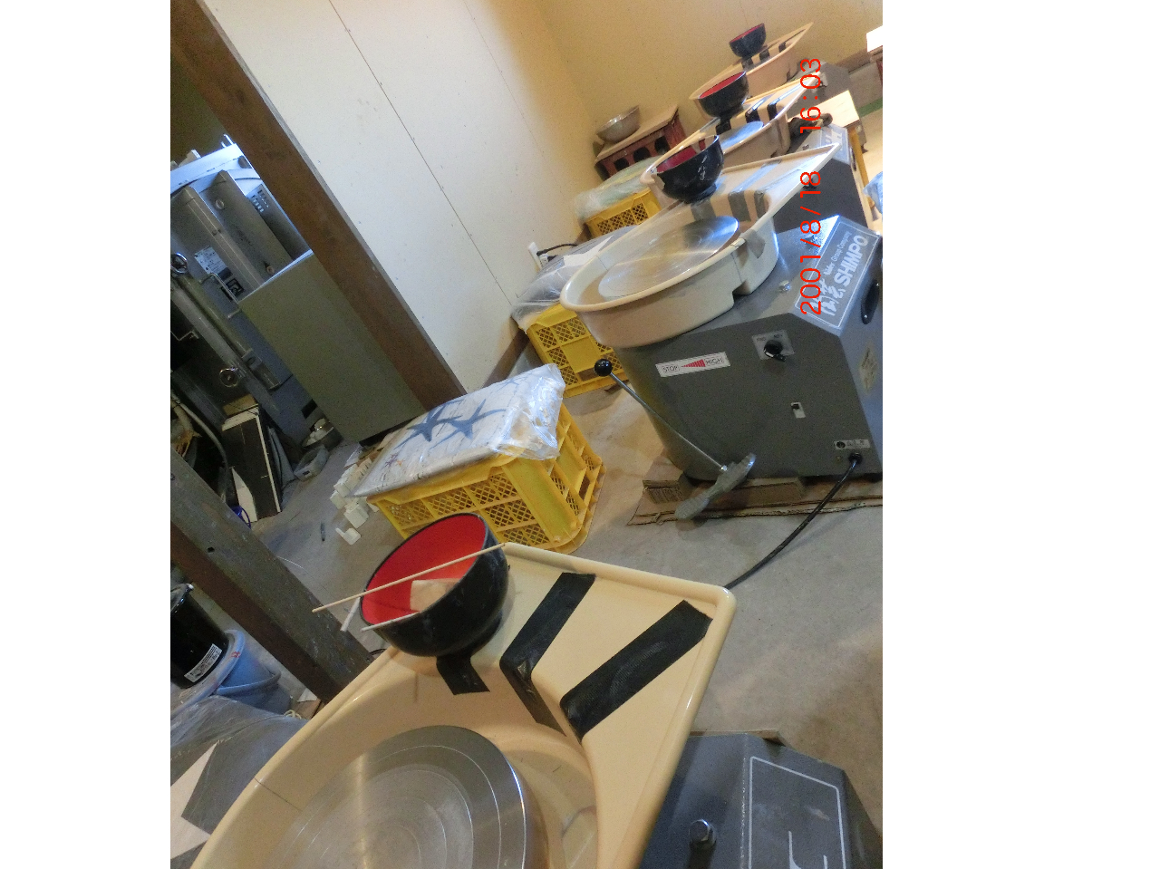 皆で楽しく電動ロクロを回しませんか。時間帯で一組グループのみ一人様から8名様迄。手びねりセットです。