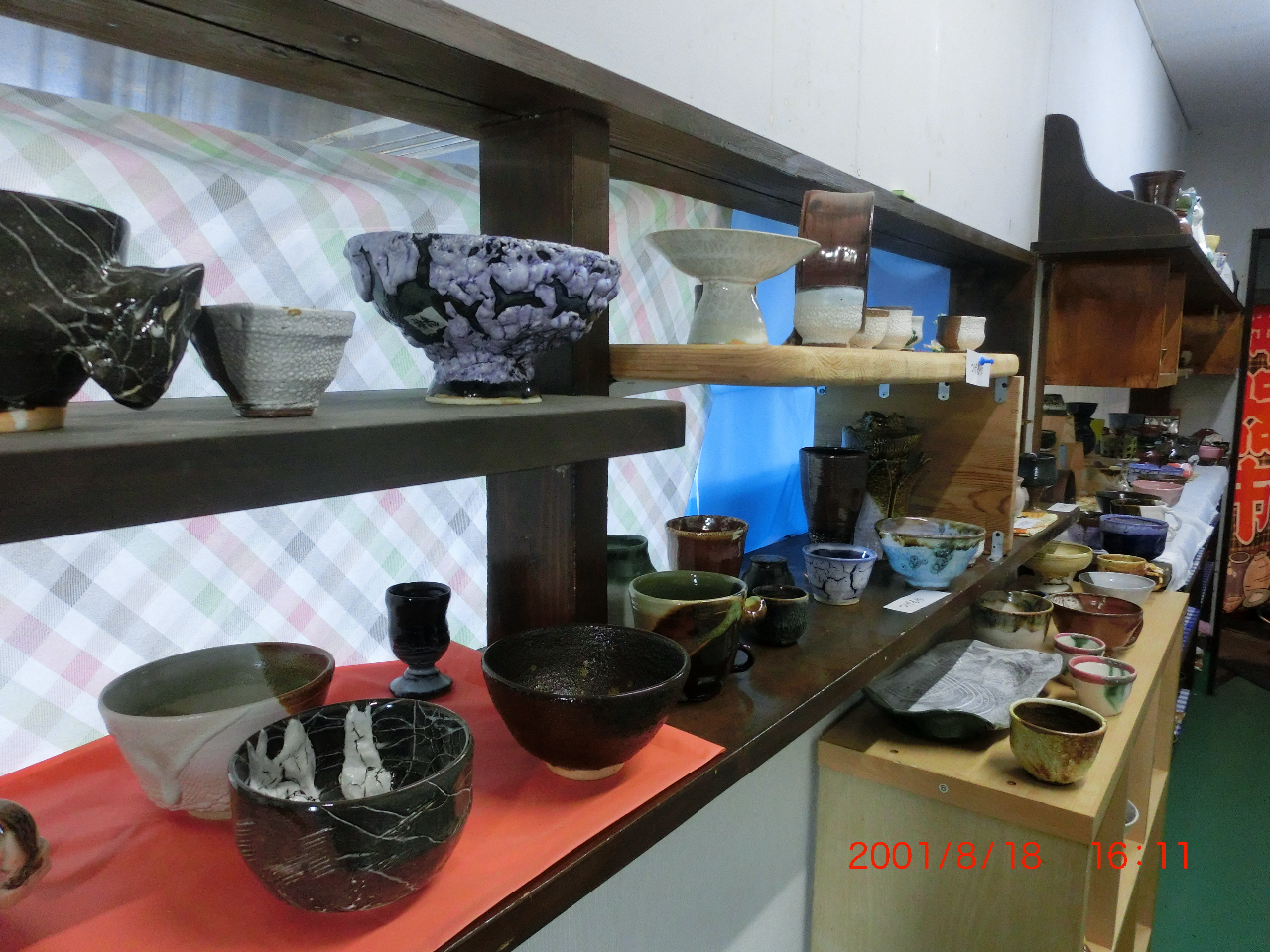 郵便局隣の陶芸ギャラリーで受け付け