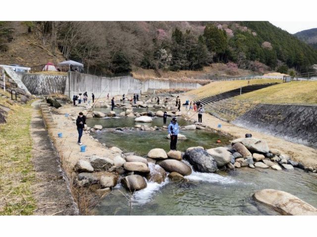 7月はアユ釣り、10月、11月はます釣りなどもできます。
