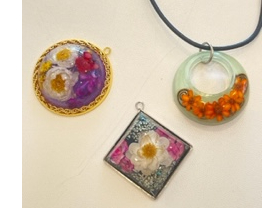 本物の花を立体のままレジンで封入したペンダント