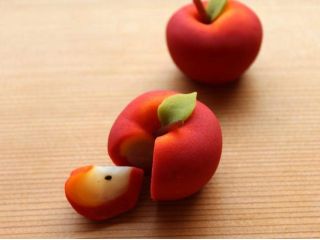 キュートな「りんご」のデザイン。カットしても本物そっくり!
