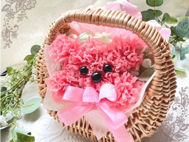 とっても可愛いAtelier Flora Hオリジナル!カーネーションで作る、わんちゃんのカゴアレンジです。カーネーションのお色、リボンのお色は選べますよ!