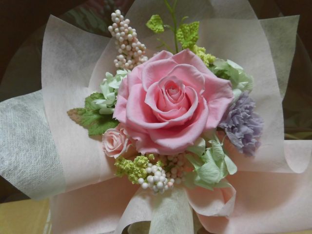 ローズを開花させて花束のようなラッピングのアレンジです。お色は在庫の中からお好きな色合いで!