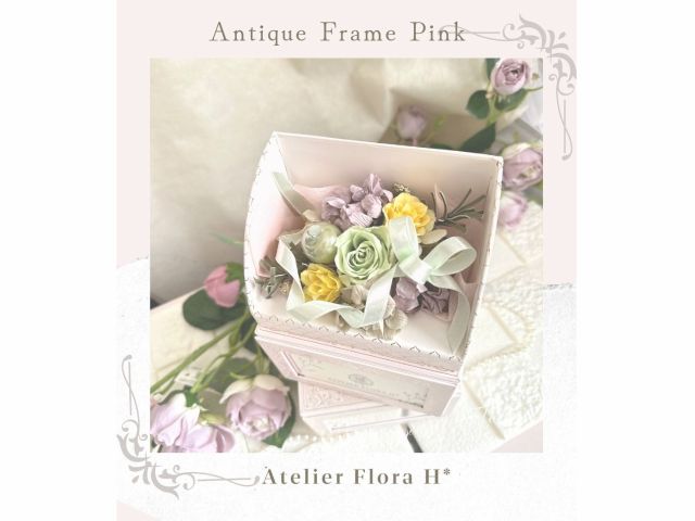 可愛いBOXにグリーン系のアレンジ。メッセージカード付きで大切な方へ伝えたい言葉を入れていただけます。