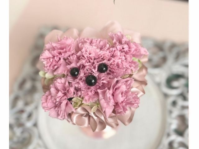 陶器の入れ物にくすみピンクの可愛いわんちゃんです。