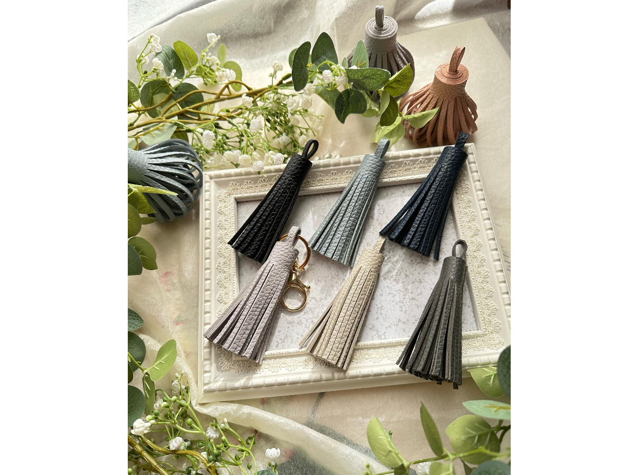 ネイビーの新色も登場しています。