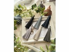 ネイビーの新色も登場しています。