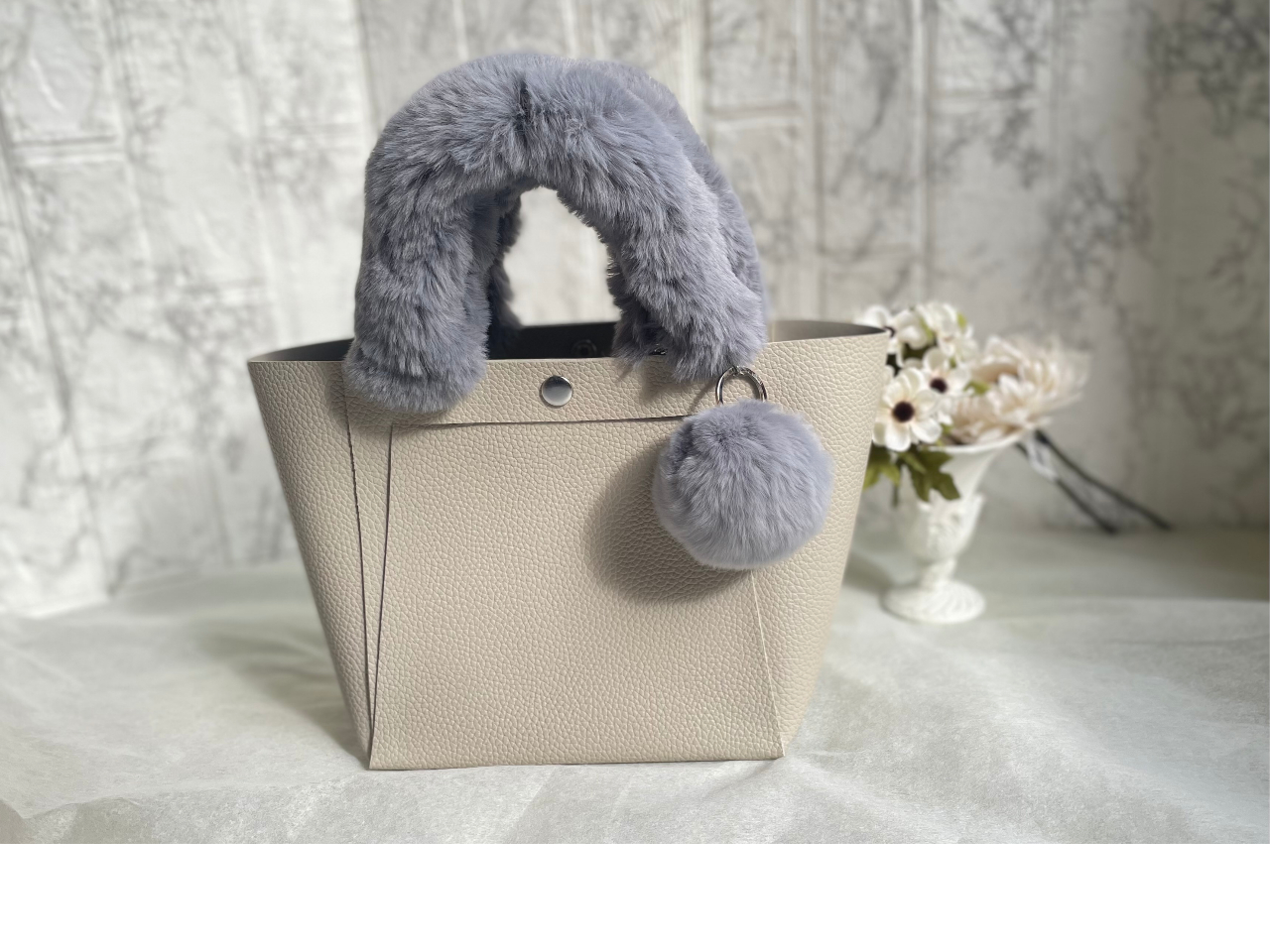 ちょっと難易度が高いバッグですが内ポケットもついていて、便利なバッグです。ファーはオプションになります。