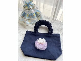 針と糸を使わず持ち手部分にフリルがたっぷり。可愛いドレスはセンターでもお好きな場所に付けていただけます。リボンとドレスは何種類かあります。お選びいただけます。