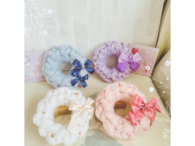 小ぶりなので玄関にもお部屋にも、ドアリースにもお使いいただけると思いますよ♪