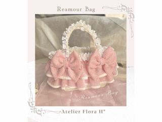 ツイードのおリボンはオプションになりますが、トートバッグにツイードのフリルのバッグです。お色は在庫を事前にお知らせいたしますので、その中からお選びいただきます。