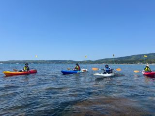 アクセス抜群。佐渡の繁華街から気軽にカヤックやSUPで遊べます。インスタ映えで有名な桟橋からスタートします。
