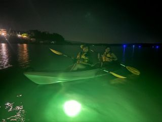 安全な湖でナイトカヤック!非日常を楽しもう。