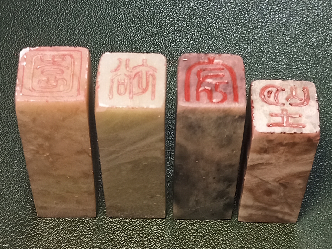 篆刻で使用する様々な石です。今回は青田石(せいでんせき)という石を彫ります。