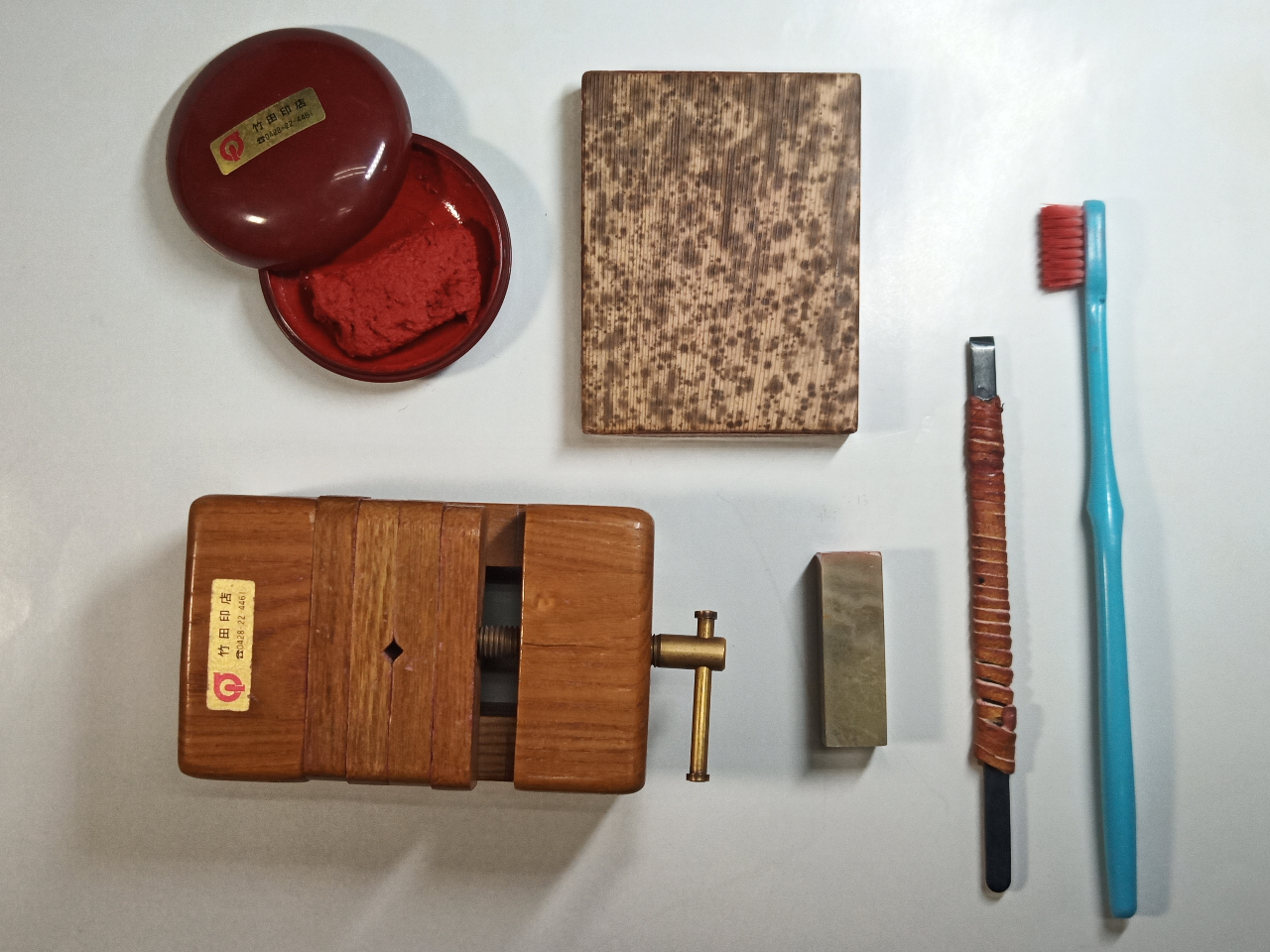 篆刻で使用するこれらの道具は、全て用意済みです。無料で貸し出しします。