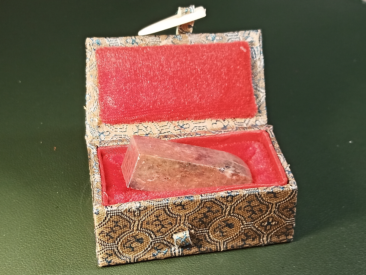 彫った石のはんこは、綺麗な専用の印箱に入れてお持ち帰りいただきます。