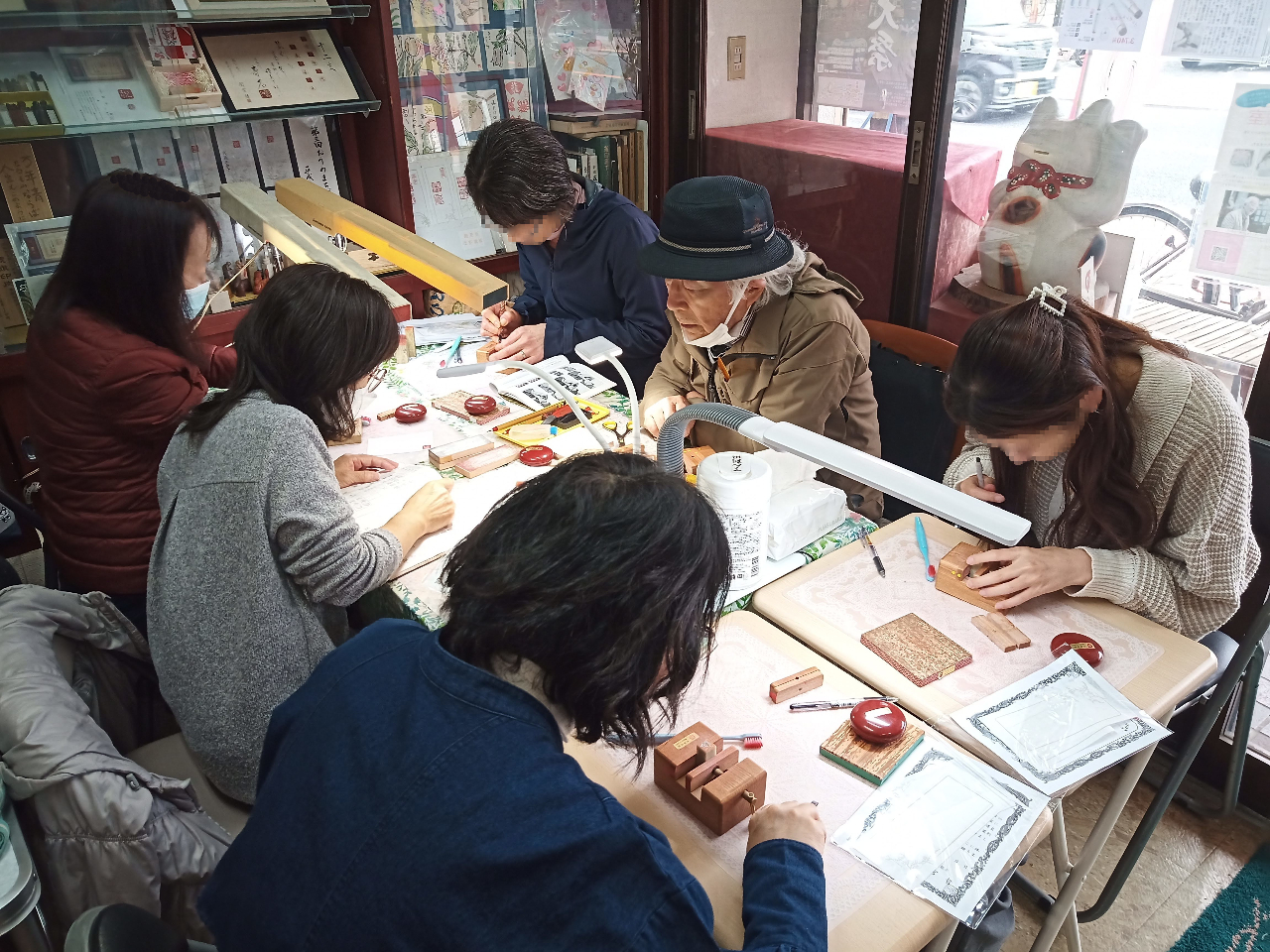 間宮壽石先生は、初めての方にも優しく楽しく教えてくださいます。先生が下書きしてくださるので、それを彫るだけです。