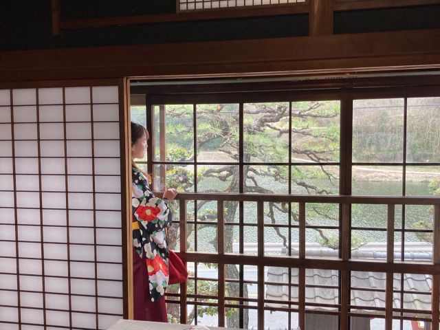 大正ロマン館2階の廊下らの写真になります。昭和ガラスに映った景色をお楽しみください。