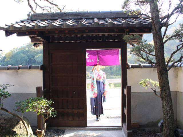 小庭から門を撮った写真です。