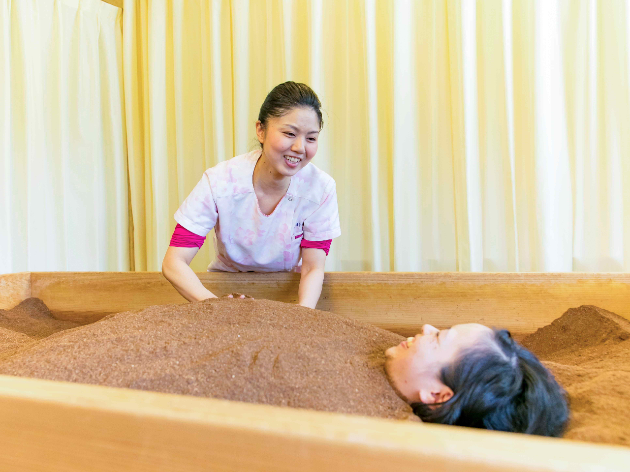 温かく柔らかな米ぬか酵素に包まれてゆったりリフレッシュ☆全身温活はもちろん、肩、腰、膝、目など、お疲れの箇所をじっくりピンポイントで温めることもできますよ!